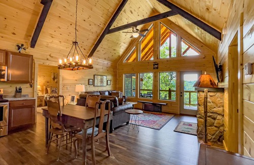 Frenchburg Cabin | Moondance Cabin at Red River Gorge - Hot Tub