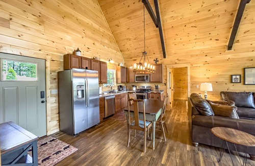 Frenchburg Cabin | Moondance Cabin at Red River Gorge - Hot Tub