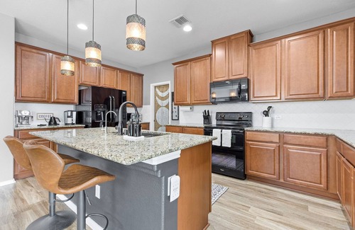 Hutto House | MoonHaven Elegant Extended-Stay 4BR-Stylish-Pristine-POOL-Round Rock!