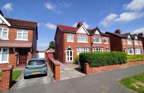 Crewe House | Moonlight House - sleeps 7, driveway, garden