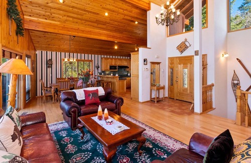 Upper Moonridge Cabin | Moonridge Manor by Destination Big Bear: Near Bear Mountain Resort! Ski Slope Views!