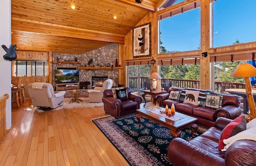 Upper Moonridge Cabin | Moonridge Manor by Destination Big Bear: Near Bear Mountain Resort! Ski Slope Views!