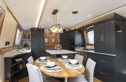 Wilhelmstadt Boat Rental | MoonRooms - Luxury residential boat in Berlin with roof terrace and lake view