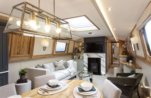 Wilhelmstadt Boat Rental | MoonRooms - Luxury residential boat in Berlin with roof terrace and lake view