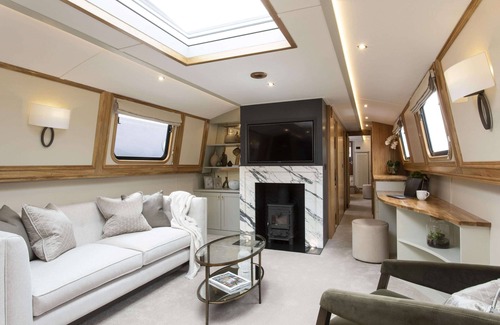 Wilhelmstadt Boat Rental | MoonRooms - Luxury residential boat in Berlin with roof terrace and lake view