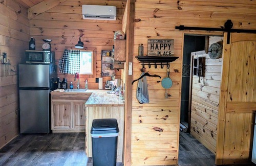 Hillsville Cabin | "Moonshine Mansion" Cozy tiny cabin in peaceful Fancy Gap.