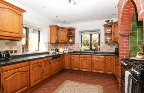 Littledean Cottage | MOORS FARM, family friendly, with hot tub in Littledean