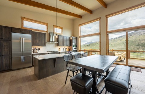 Silverthorne House | Moose Haven Hideaway- Pet Friendly Luxury Mountain Escape!
