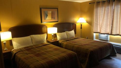 Smooth Rock Falls Hotel | Moose Motel