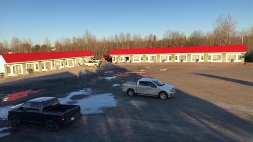 Smooth Rock Falls Hotel | Moose Motel