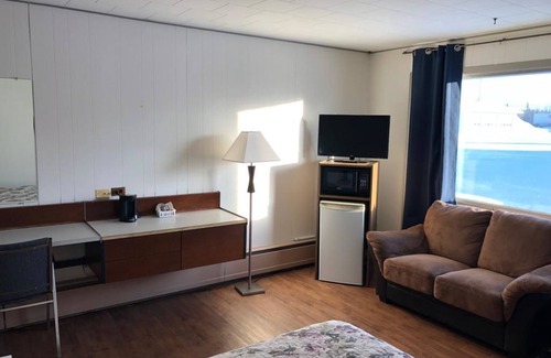 Smooth Rock Falls Hotel | Moose Motel