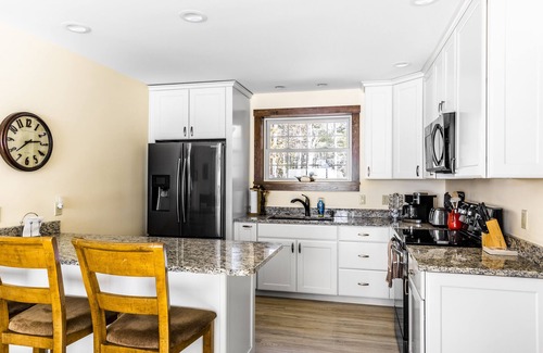 Beaver Cove House | Moosehead Lakefront|Hot Tub|Pet Friendly|Private Dock|Fast WIFI|Personal chef