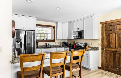 Beaver Cove House | Moosehead Lakefront|Hot Tub|Pet Friendly|Private Dock|Fast WIFI|Personal chef