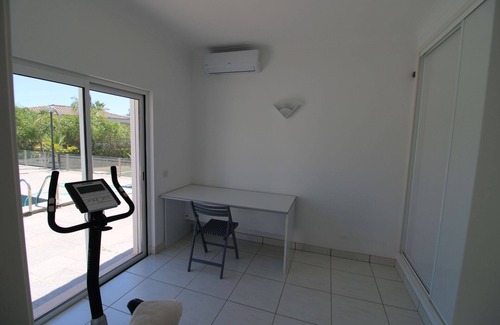 Alfarrobeira Villa | Moradia Familiar com Piscina Privada, Perto do mar e Campos de Golf