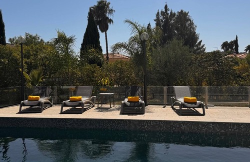 Alfarrobeira Villa | Moradia Familiar com Piscina Privada, Perto do mar e Campos de Golf