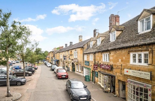 Moreton-in-Marsh Apartment | Moreton High Street - Sleeps 10, with private garden