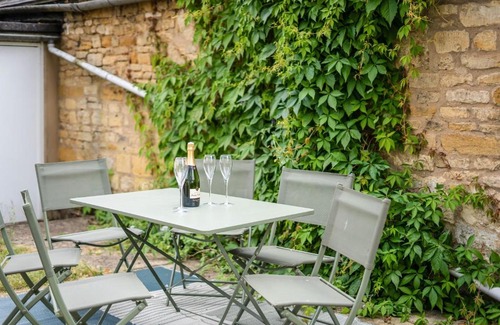 Moreton-in-Marsh Apartment | Moreton High Street - Sleeps 10, with private garden