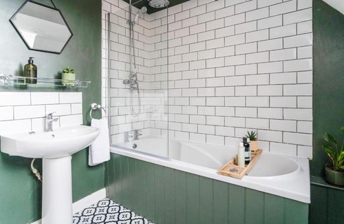 Moreton-in-Marsh Apartment | Moreton High Street - Sleeps 10, with private garden