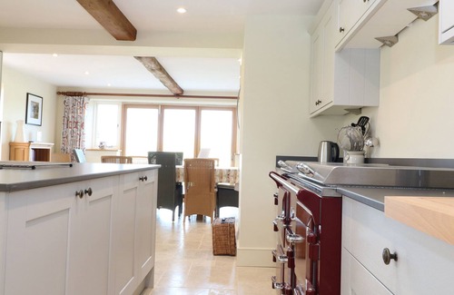Carterton House | MORGANS FARMHOUSE, pet friendly in Bampton, Oxfordshire