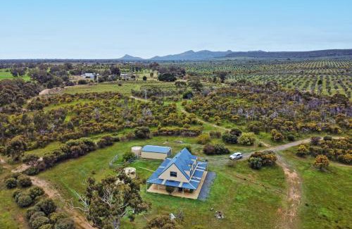 Laharum House | Morningside farm house with Mountian views.