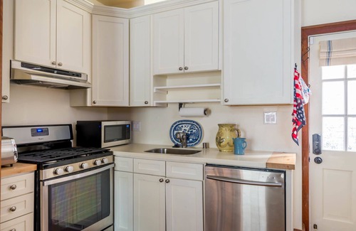 Northside District House | Morrison Cabin Offers The Finest Interiors, Unique History & Very Best Location