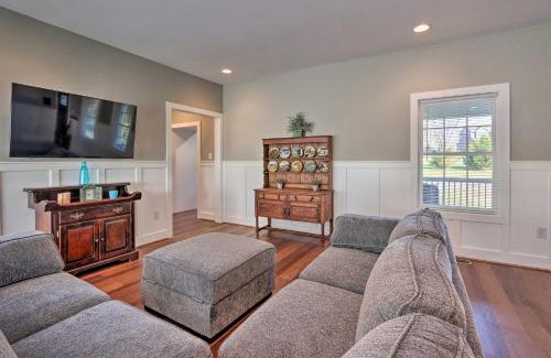 Lovettsville House | Morrisonville Manor with Fire Pit and Hot Tub!