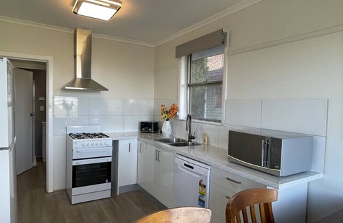 Morwell House | Morwell Pet friendly 3 BRMS Rental home Free Parking Wifi