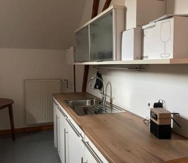 Uerzig Apartment | Mosel-Charm - Urige Dachgeschosswohnung - 3 Schlafzimmer für 6 Personen - Liebevoll renoviert & gemütlich