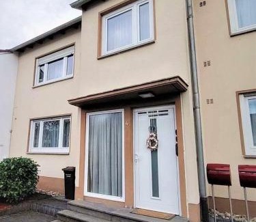 Karthause Apartment | Mosel Ferienwohnung 3-Zimmer Garten Balkon Free Parking Netflix Premium Disney Premium