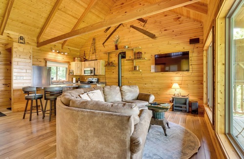 Mindoro Cabin | 'Moss Hill' Haven Near Trails in Mindoro