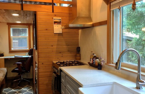 Pleasant Valley House | Moss Rock Retreat - Near Leach Botanical Garden!