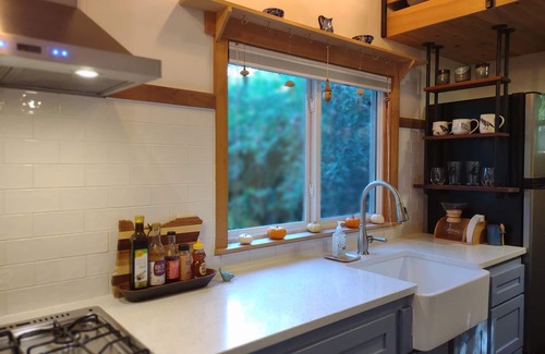 Pleasant Valley House | Moss Rock Retreat - Near Leach Botanical Garden!