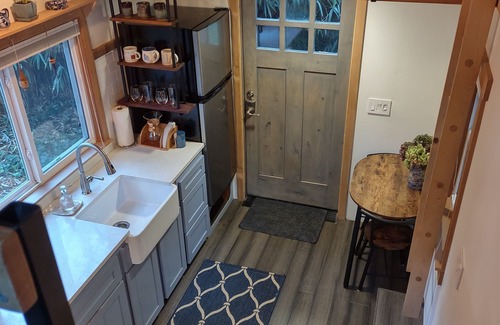 Pleasant Valley House | Moss Rock Retreat - Near Leach Botanical Garden!