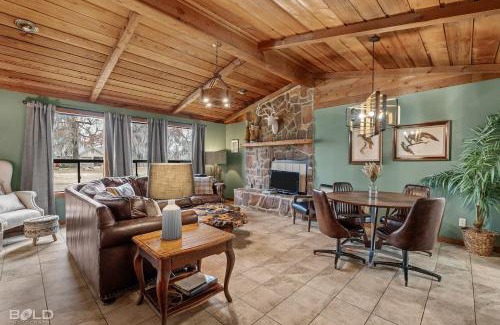 Uncertain House | Moss Stone Lodge With Canoes, Caddo Shores Cabins