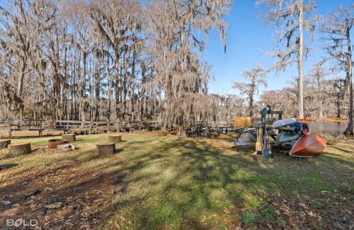 Uncertain House | Moss Stone Lodge With Canoes, Caddo Shores Cabins