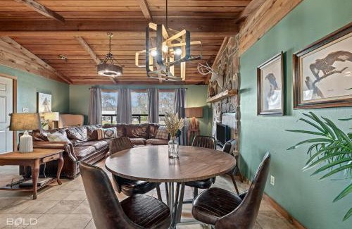 Uncertain House | Moss Stone Lodge With Canoes, Caddo Shores Cabins