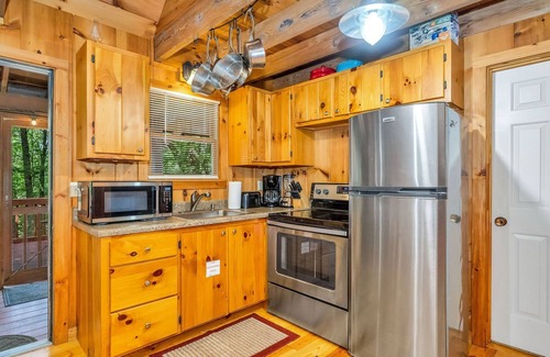 West Jefferson Cabin | Mossy Top Log Cabin + Hot Tub + Hiking to New River