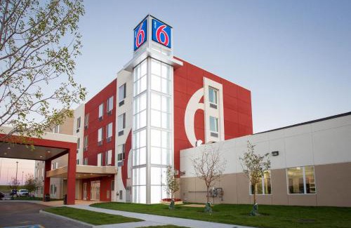 Airdrie Hotel | Motel 6 Airdrie