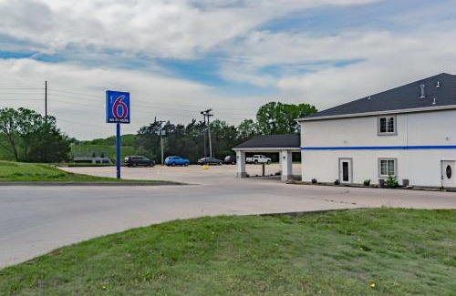 Augusta Hotel | Motel 6-Augusta, KS