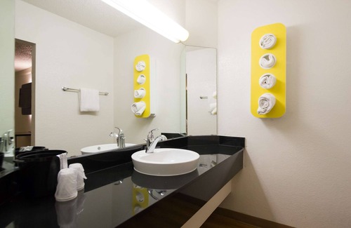 St. Johns Hotel | Motel 6 Austin, TX - Midtown