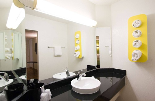 St. Johns Hotel | Motel 6 Austin, TX - Midtown