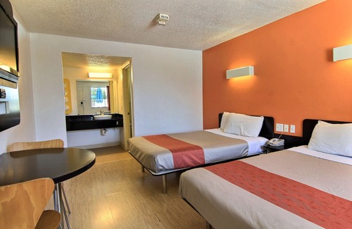 Georgian Acres Hotel | Motel 6 Austin, TX - North Central