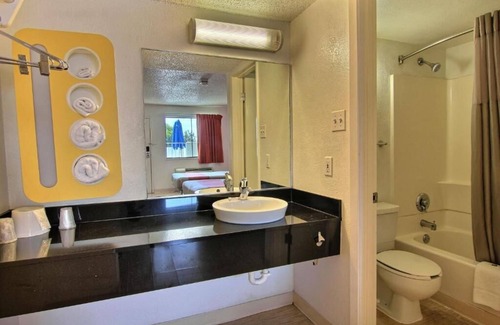 Georgian Acres Hotel | Motel 6 Austin, TX - North Central