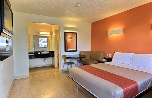 Georgian Acres Hotel | Motel 6 Austin, TX - North Central