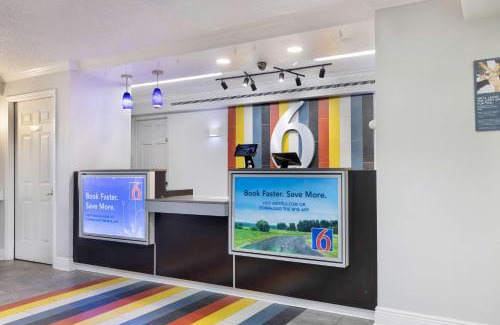Beaumont Hotel | Motel 6-Beaumont, TX