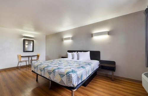 Beaumont Hotel | Motel 6-Beaumont, TX