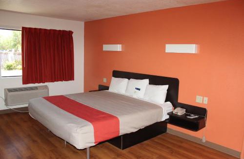 Bishop Hotel | Motel 6-Bishop, CA