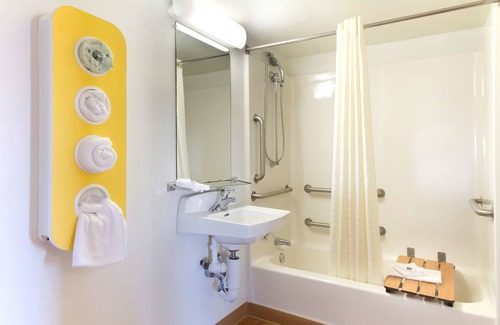 Capitol Heights Hotel | Motel 6 Capitol Heights, MD - Washington