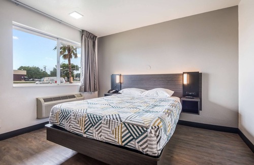 College Station Hotel | Motel 6 College Station, TX - Bryan