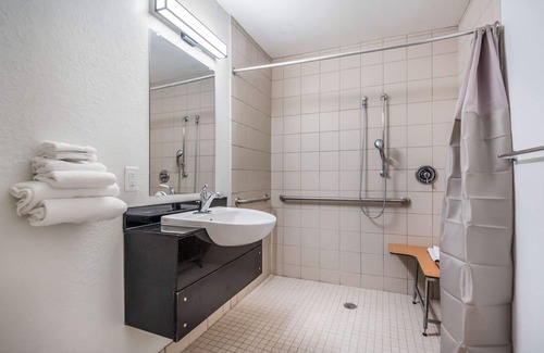 College Station Hotel | Motel 6 College Station, TX - Bryan